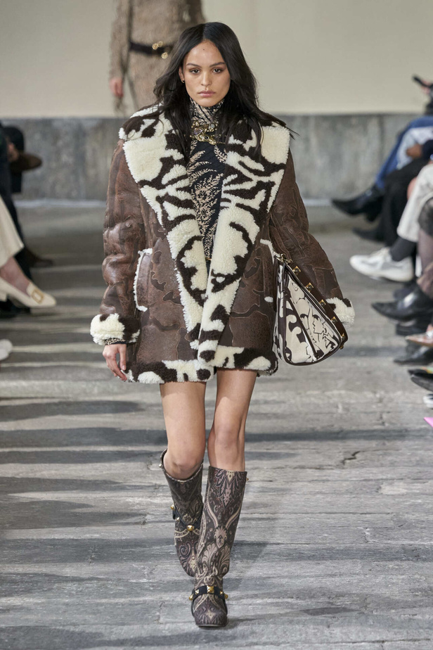 عرض أزياء مجموعة Etro لموسم خريف وشتاء 2022 في ميلانو