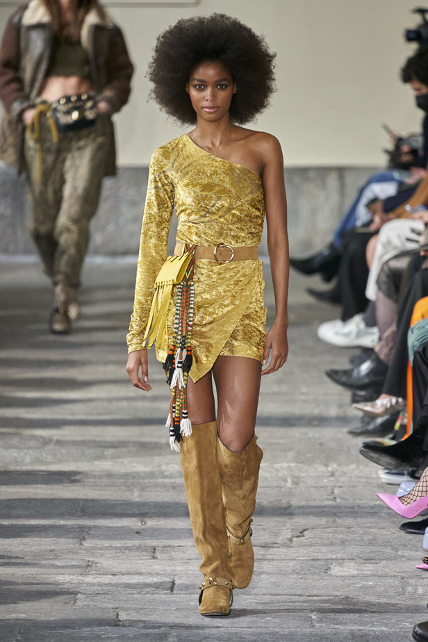 عرض أزياء مجموعة Etro لموسم خريف وشتاء 2022 في ميلانو