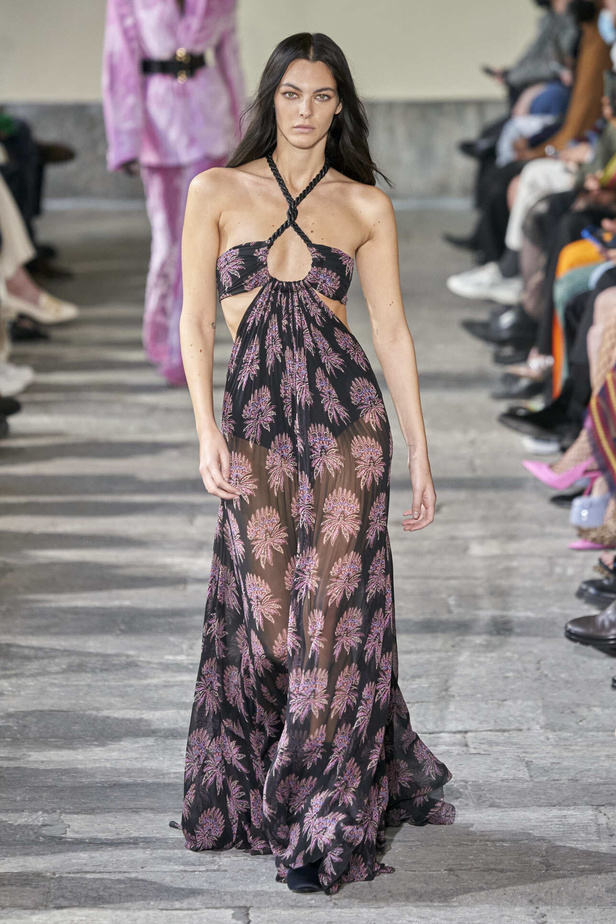 عرض أزياء مجموعة Etro لموسم خريف وشتاء 2022 في ميلانو