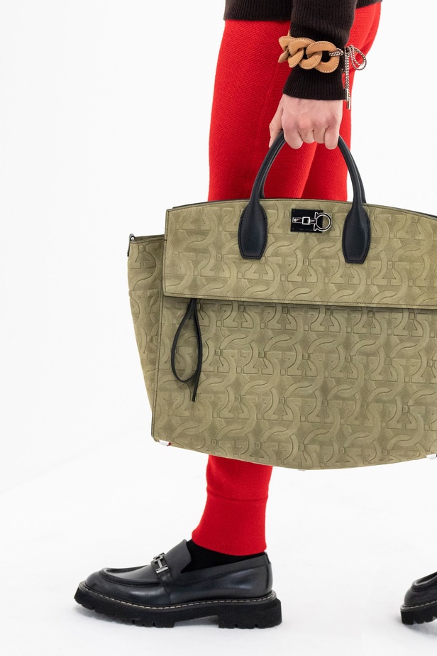  الأزياء العملية هي بطلة مجموعة أزياء Salvatore Ferragamo لخريف 2022