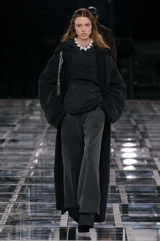 عرض أزياء Givenchy لخريف وشتاء 2022-2023