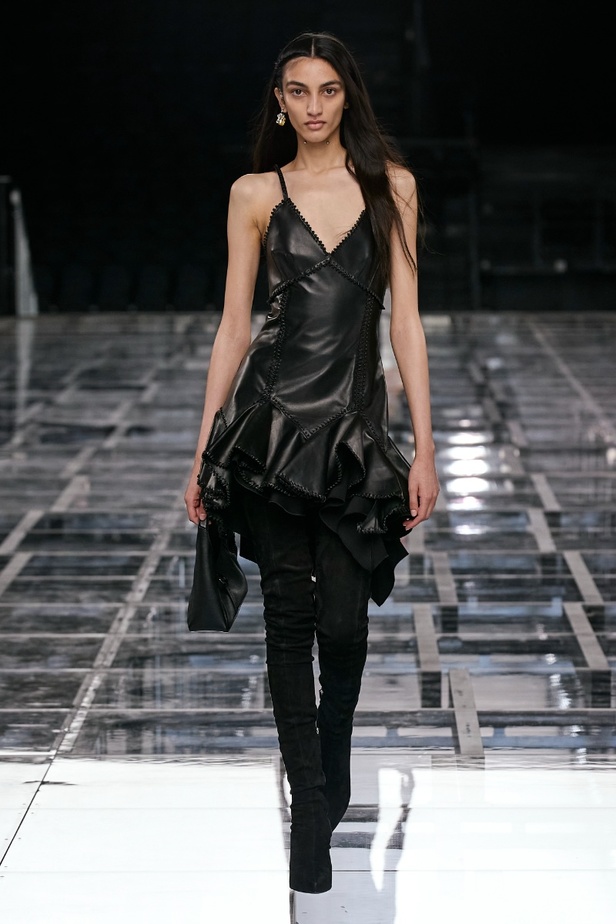 عرض أزياء Givenchy لخريف وشتاء 2022-2023