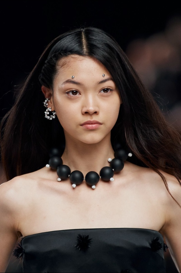 اطلالات جمالية من مجموعة أزياء Givenchy لخريف وشتاء 2022