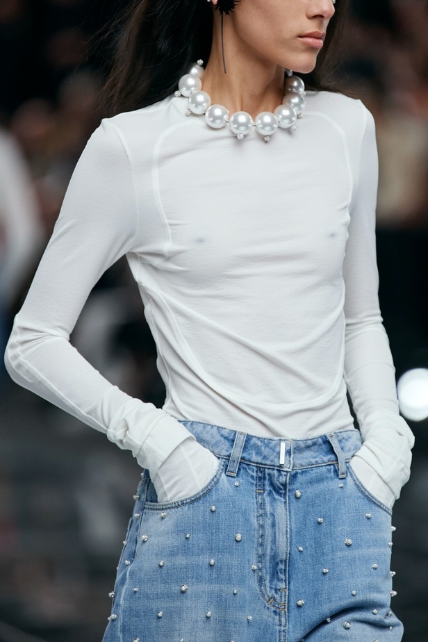 لمسات الكشكش واللؤلؤ تزيّن مجموعة أزياء Givenchy لخريف وشتاء 2022