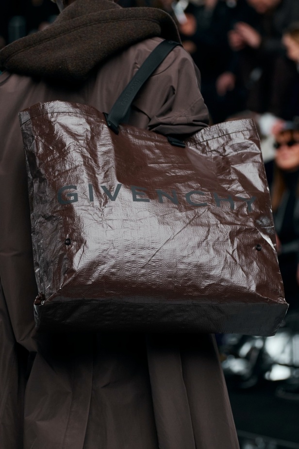 لمسات الكشكش واللؤلؤ تزيّن مجموعة أزياء Givenchy لخريف وشتاء 2022