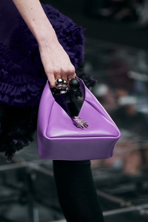 لمسات الكشكش واللؤلؤ تزيّن مجموعة أزياء Givenchy لخريف وشتاء 2022