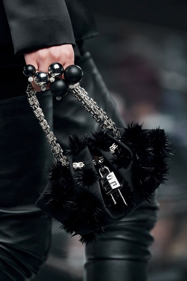 لمسات الكشكش واللؤلؤ تزيّن مجموعة أزياء Givenchy لخريف وشتاء 2022