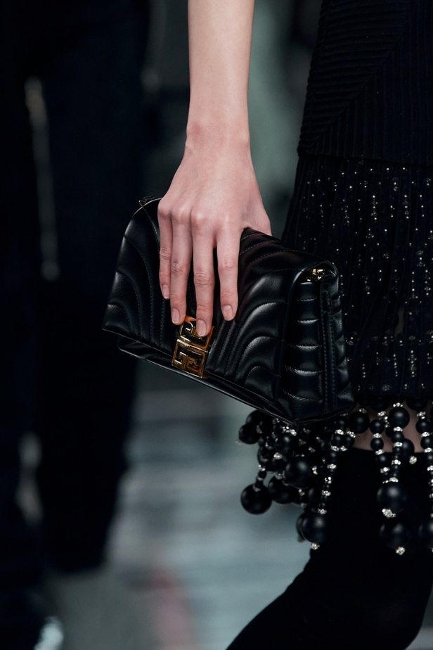 لمسات الكشكش واللؤلؤ تزيّن مجموعة أزياء Givenchy لخريف وشتاء 2022