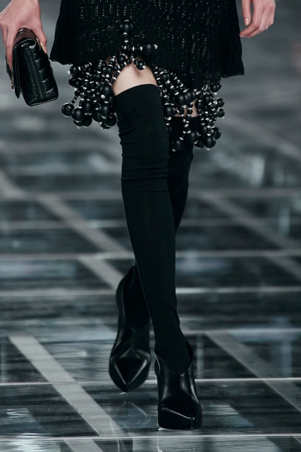 لمسات الكشكش واللؤلؤ تزيّن مجموعة أزياء Givenchy لخريف وشتاء 2022