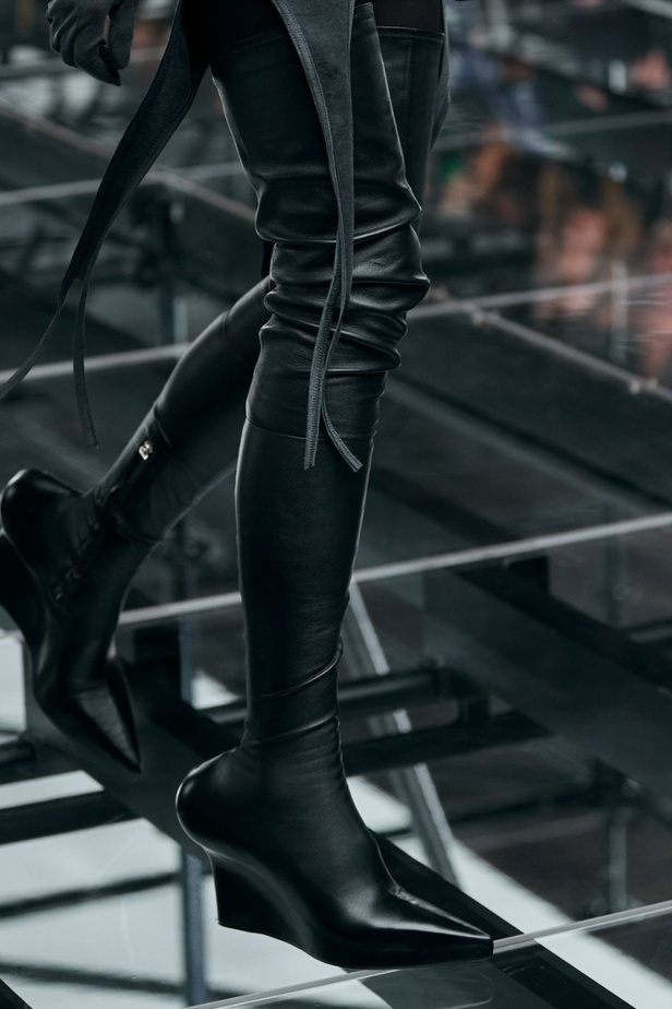 لمسات الكشكش واللؤلؤ تزيّن مجموعة أزياء Givenchy لخريف وشتاء 2022