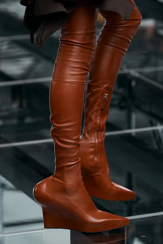 لمسات الكشكش واللؤلؤ تزيّن مجموعة أزياء Givenchy لخريف وشتاء 2022