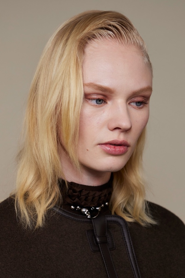 اطلالات جمالية في عرض أزياء مجموعة Hermès لموسم خريف وشتاء 2022 