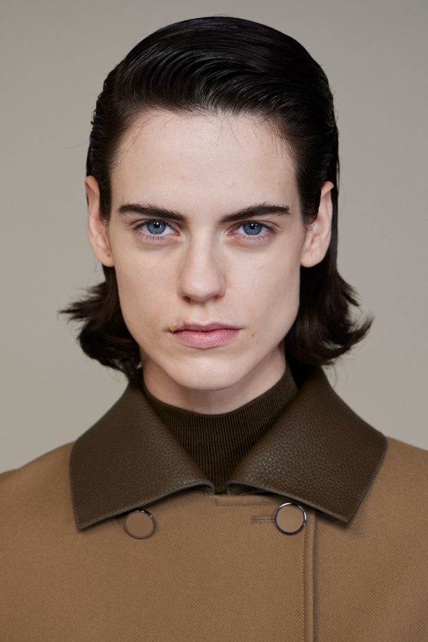 اطلالات جمالية في عرض أزياء مجموعة Hermès لموسم خريف وشتاء 2022 