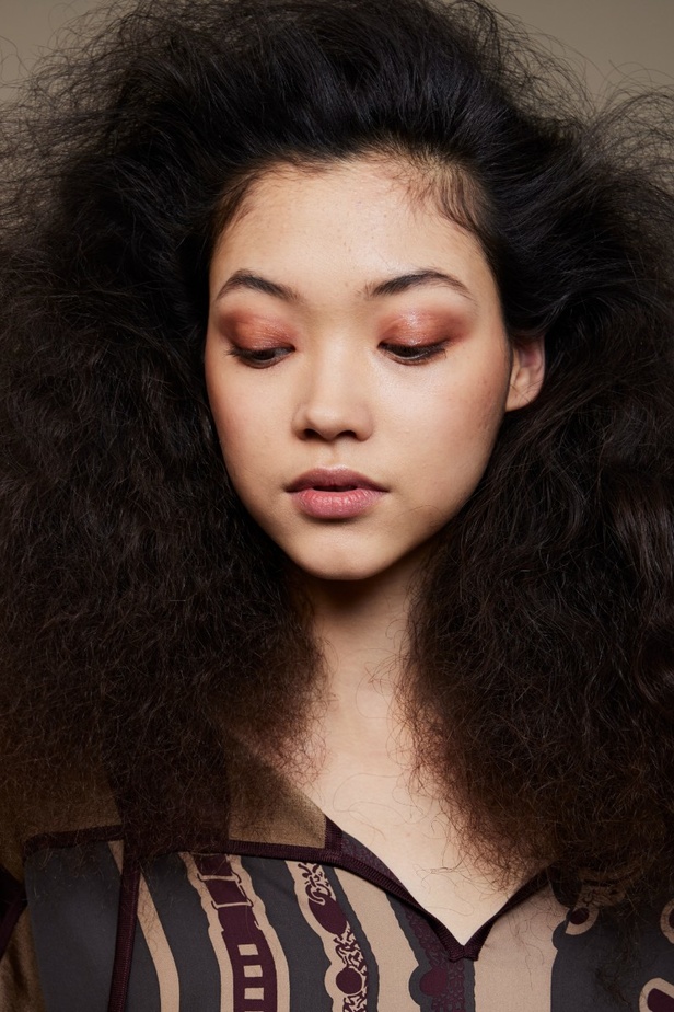 اطلالات جمالية في عرض أزياء مجموعة Hermès لموسم خريف وشتاء 2022 