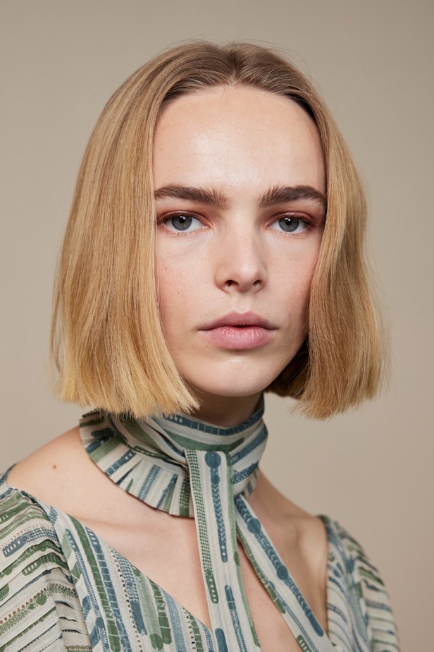 اطلالات جمالية في عرض أزياء مجموعة Hermès لموسم خريف وشتاء 2022 