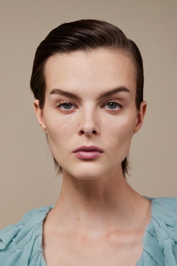 اطلالات جمالية في عرض أزياء مجموعة Hermès لموسم خريف وشتاء 2022 