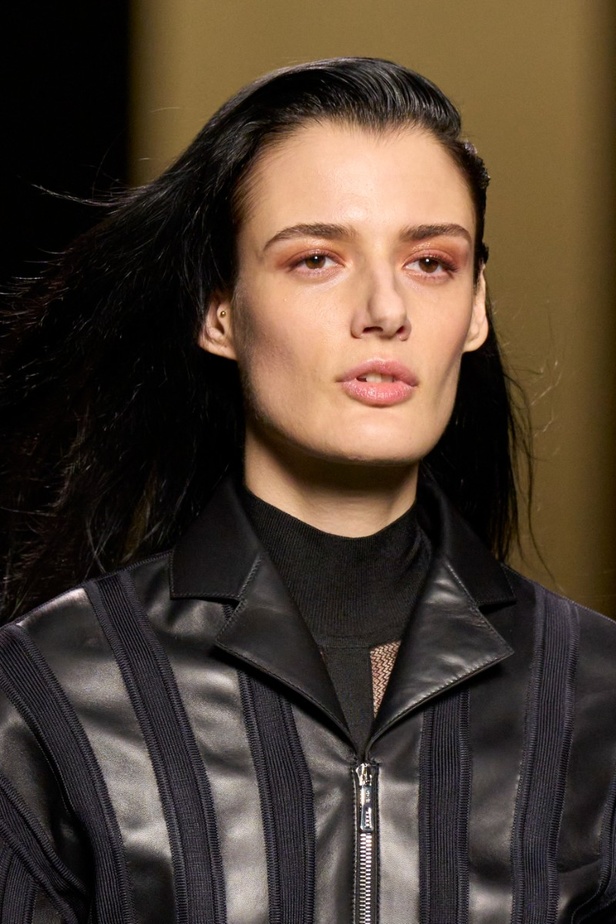 اطلالات جمالية في عرض أزياء مجموعة Hermès لموسم خريف وشتاء 2022 