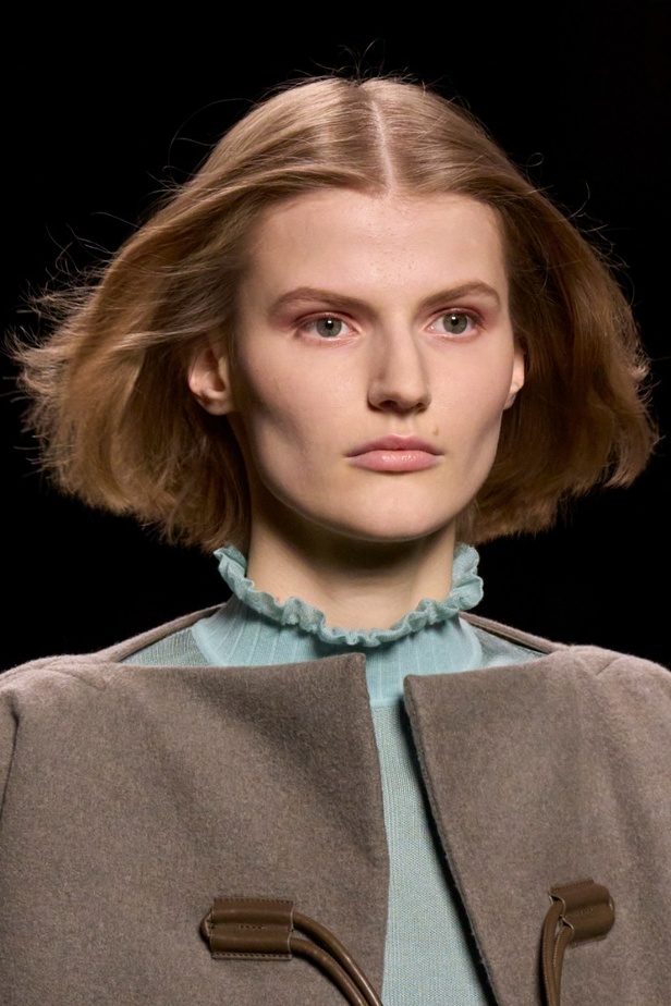 اطلالات جمالية في عرض أزياء مجموعة Hermès لموسم خريف وشتاء 2022 