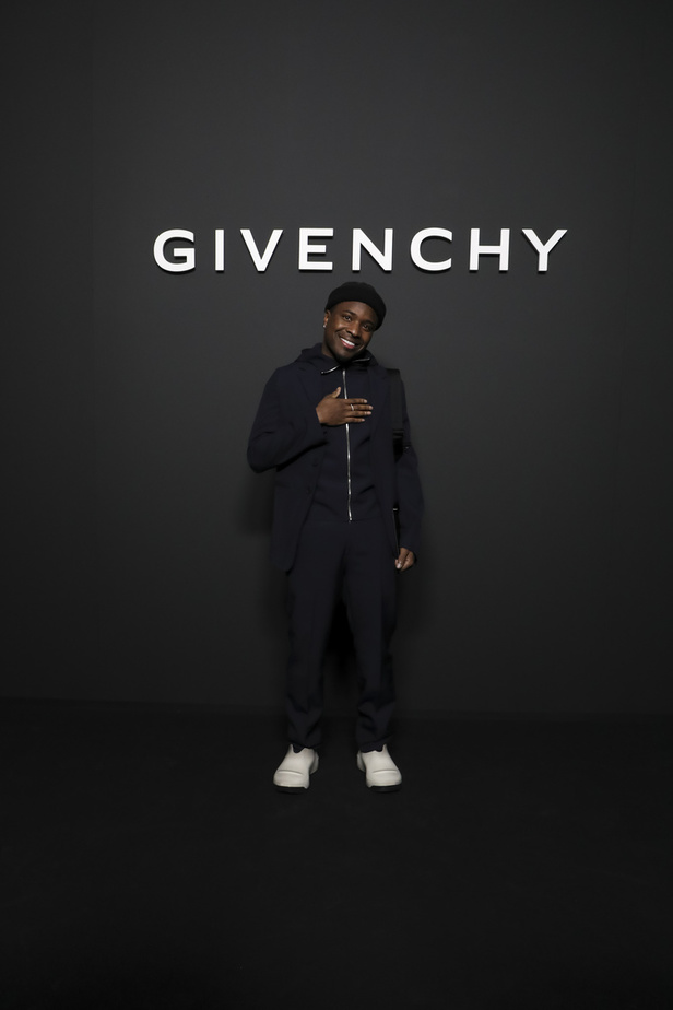 لمسات الكشكش واللؤلؤ تزيّن مجموعة أزياء Givenchy لخريف وشتاء 2022