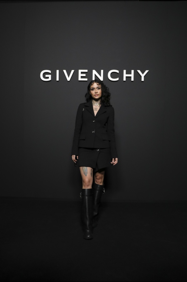 لمسات الكشكش واللؤلؤ تزيّن مجموعة أزياء Givenchy لخريف وشتاء 2022