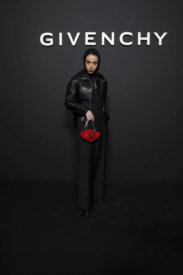 لمسات الكشكش واللؤلؤ تزيّن مجموعة أزياء Givenchy لخريف وشتاء 2022
