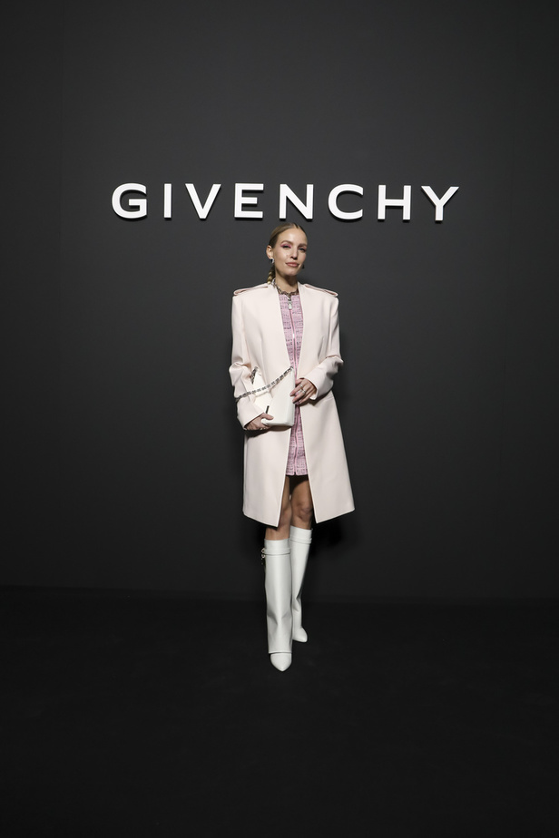 لمسات الكشكش واللؤلؤ تزيّن مجموعة أزياء Givenchy لخريف وشتاء 2022