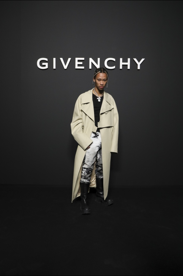 لمسات الكشكش واللؤلؤ تزيّن مجموعة أزياء Givenchy لخريف وشتاء 2022
