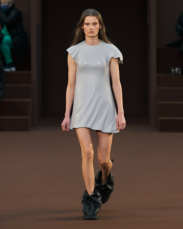 إبداع وابتكار وتميّز في مجموعة دار Loewe في باريس