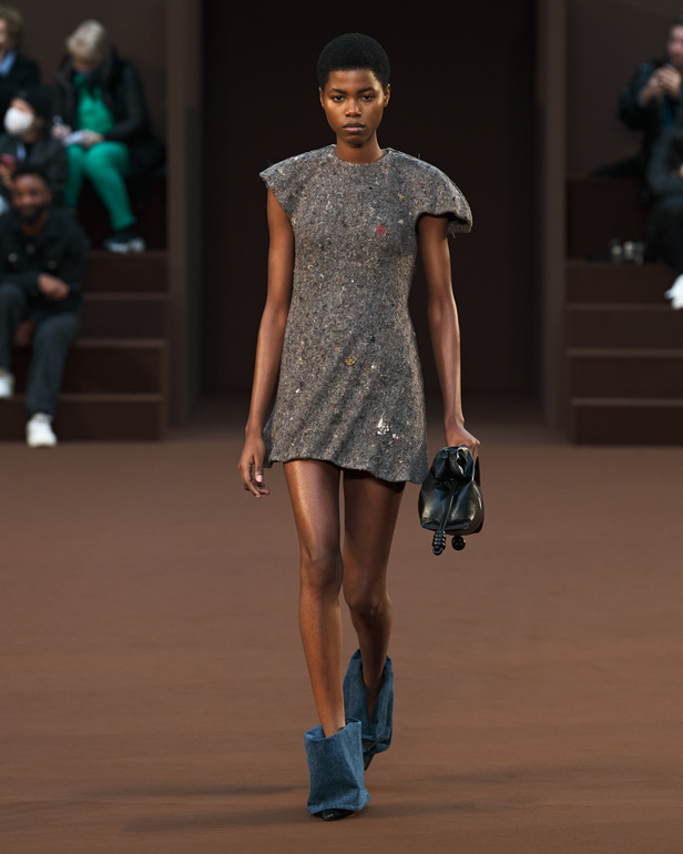 إبداع وابتكار وتميّز في مجموعة دار Loewe في باريس