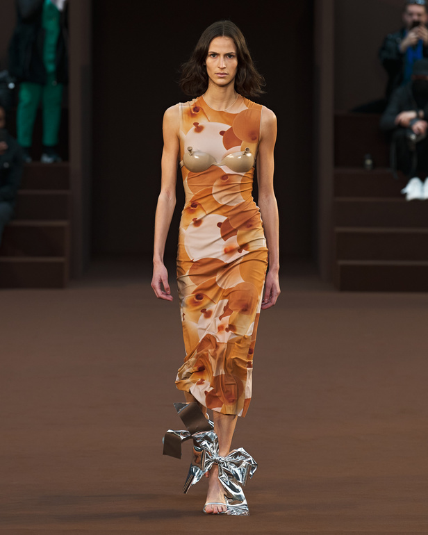 إبداع وابتكار وتميّز في مجموعة دار Loewe في باريس