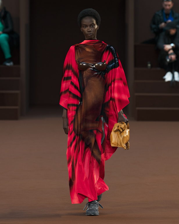 إبداع وابتكار وتميّز في مجموعة دار Loewe في باريس