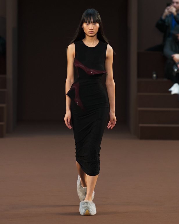 إبداع وابتكار وتميّز في مجموعة دار Loewe في باريس