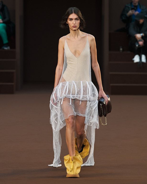 إبداع وابتكار وتميّز في مجموعة دار Loewe في باريس