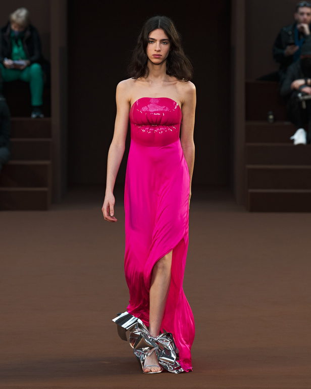 إبداع وابتكار وتميّز في مجموعة دار Loewe في باريس