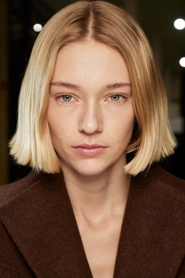 اطلالات جمالية في مجموعة دار Loewe في باريس