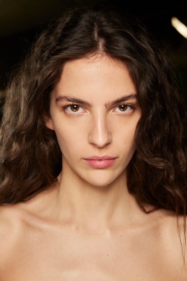 اطلالات جمالية في مجموعة دار Loewe في باريس