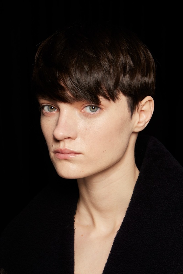 اطلالات جمالية في مجموعة دار Loewe في باريس