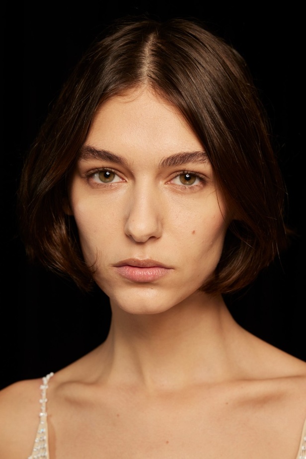 اطلالات جمالية في مجموعة دار Loewe في باريس