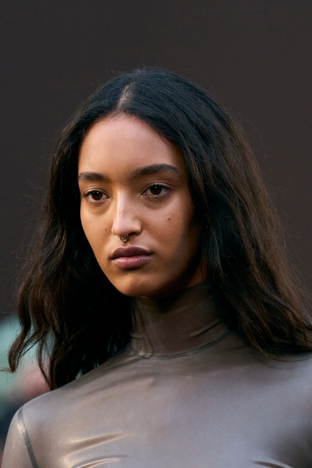 اطلالات جمالية في مجموعة دار Loewe في باريس