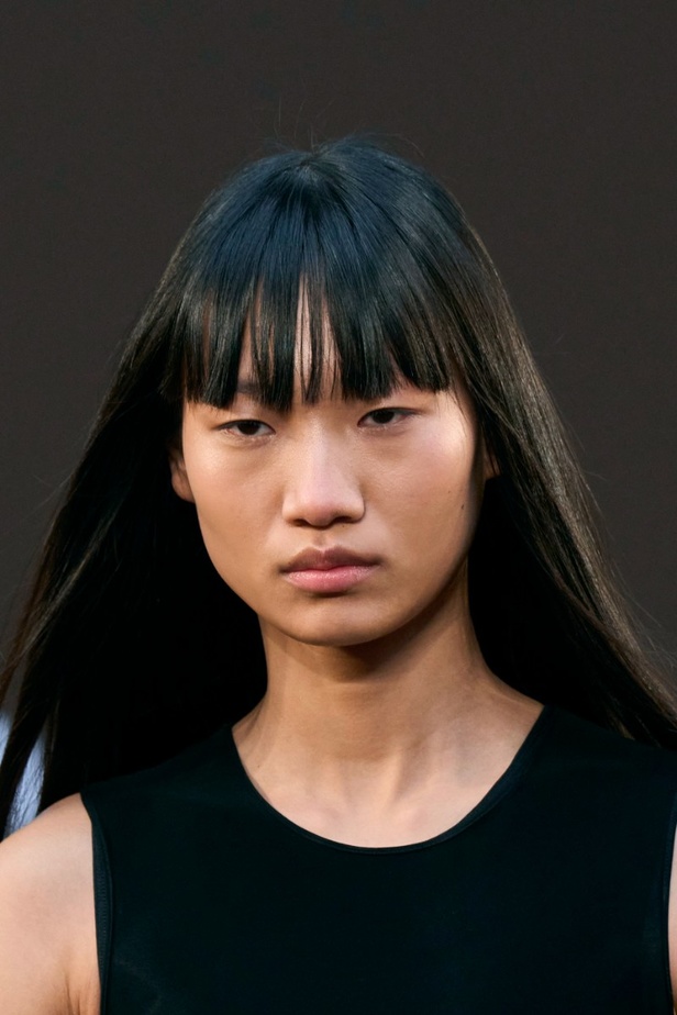 اطلالات جمالية في مجموعة دار Loewe في باريس