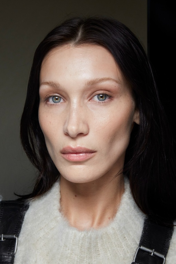 اطلالات جمالية في عرض أزياء مجموعة Isabel Marant لموسم خريف وشتاء 2022 