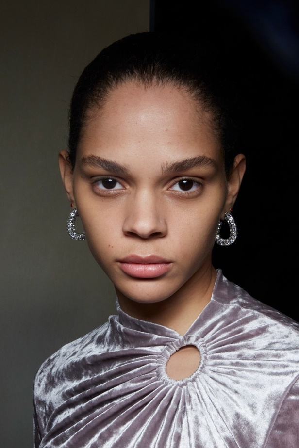 اطلالات جمالية في عرض أزياء مجموعة Isabel Marant لموسم خريف وشتاء 2022 