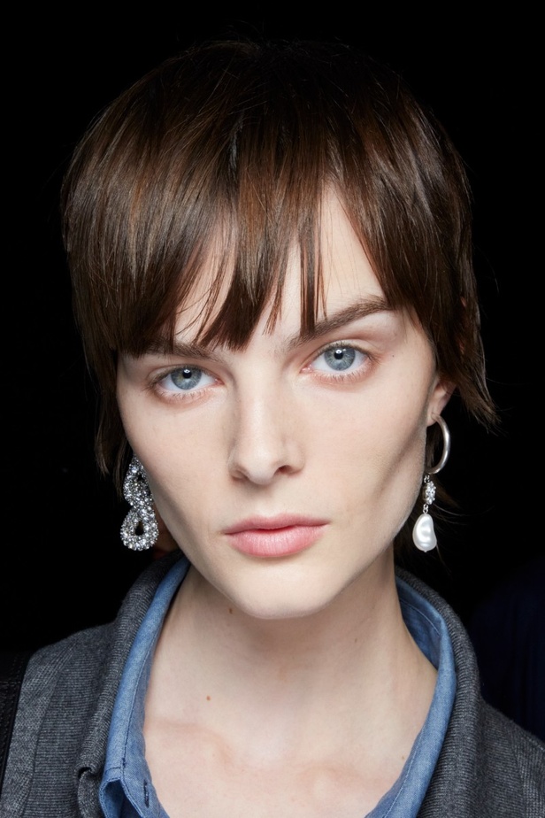 اطلالات جمالية في عرض أزياء مجموعة Isabel Marant لموسم خريف وشتاء 2022 