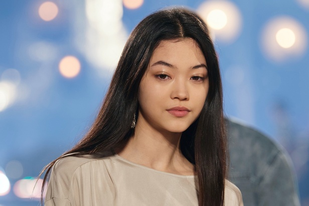 اطلالات جمالية في عرض أزياء مجموعة Isabel Marant لموسم خريف وشتاء 2022 