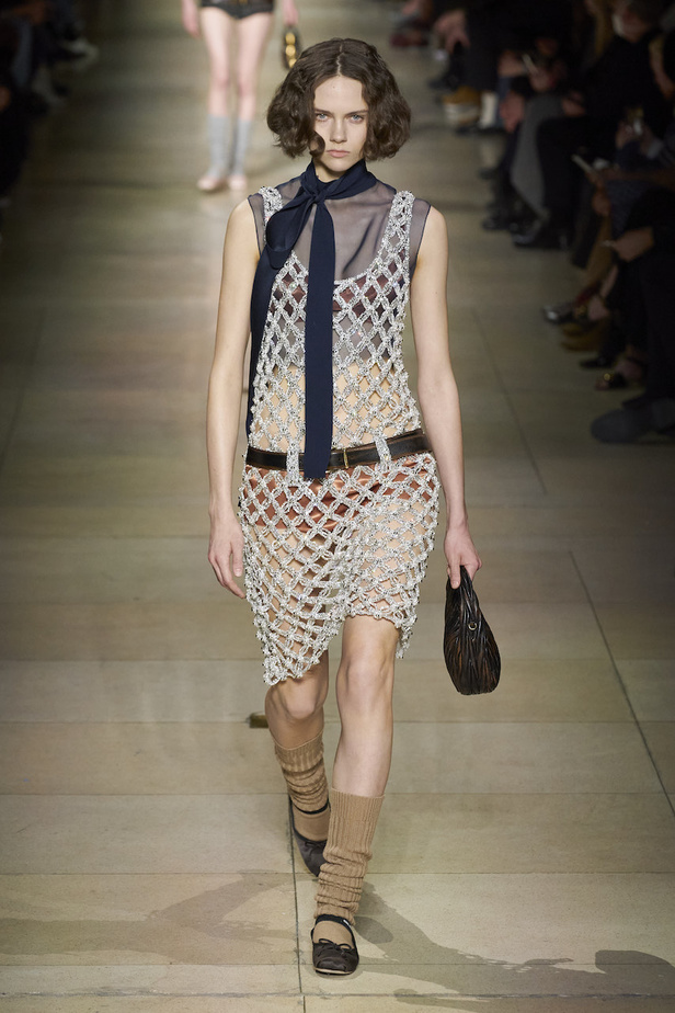 من عرض أزياء Miu Miu لموسم خريف 2022