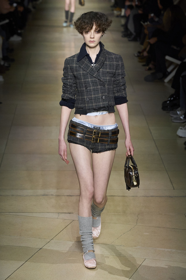 من عرض أزياء Miu Miu لموسم خريف 2022