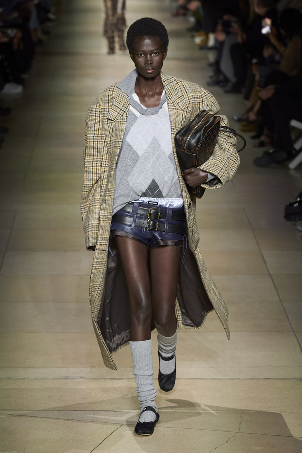 من عرض أزياء Miu Miu لموسم خريف 2022