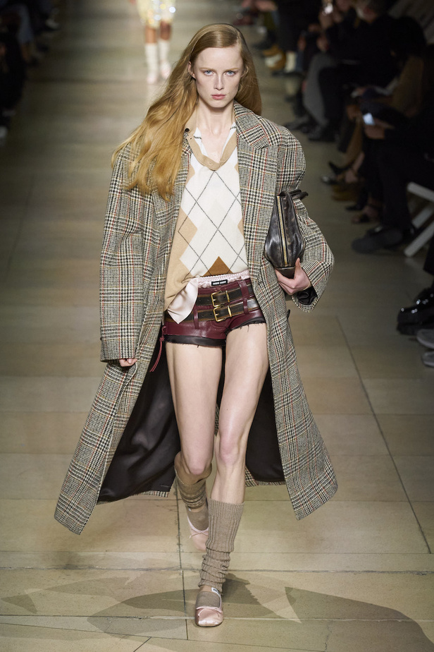 من عرض أزياء Miu Miu لموسم خريف 2022