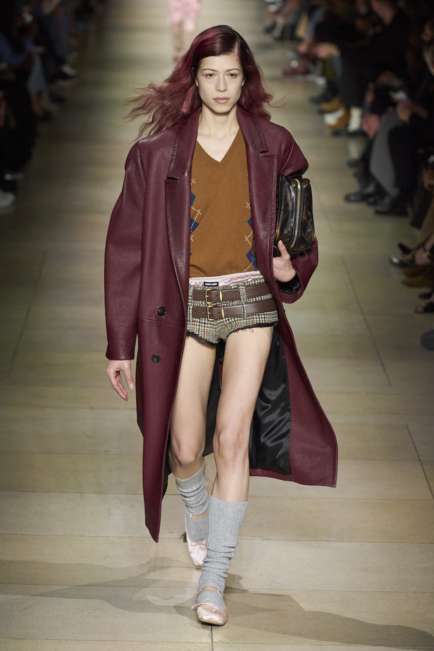 من عرض أزياء Miu Miu لموسم خريف 2022