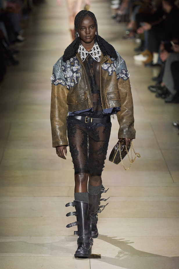 من عرض أزياء Miu Miu لموسم خريف 2022